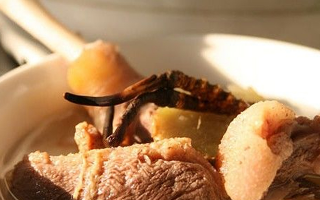 清燉冬蟲(chóng)夏草雞湯：一口鮮到骨子里的秋冬養(yǎng)生方